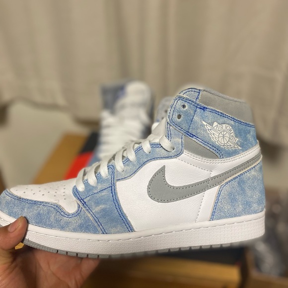 Jordan 1s Hyper Royal - Picture 2 of 5